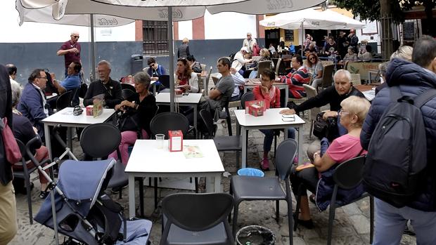 Los hosteleros de Sevilla se defienden frente a los locales sin licencia de bar