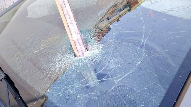 Cae una barra de metal desde varios metros e impacta en la luna delantera de un vehículo