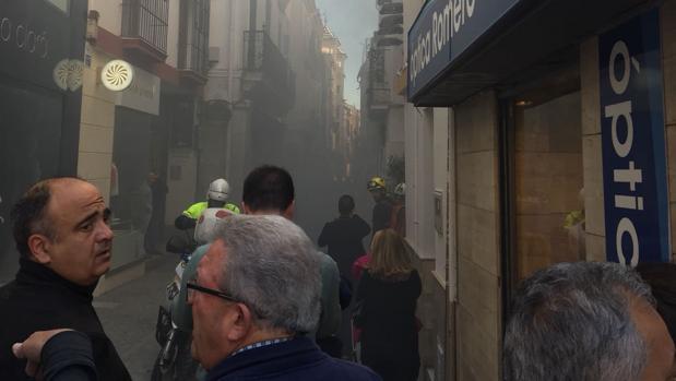 Un comercio de la calle Cuna avisa de «acciones legales» a Endesa si no indemniza por la explosión