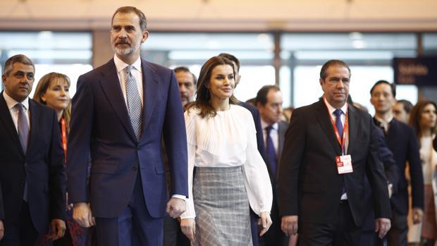 Los Reyes inauguran Fitur con la normalidad habitual y acompañados por el público