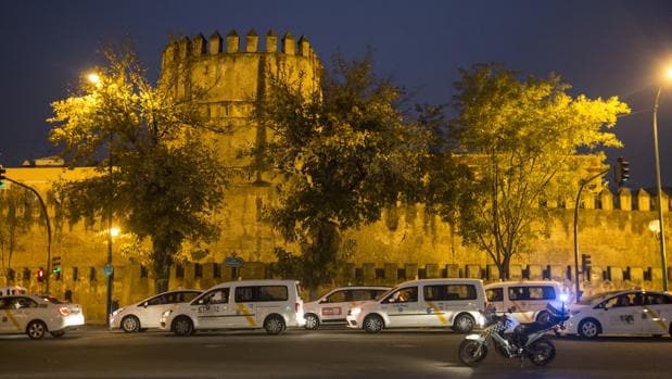El Ayuntamiento de Sevilla se alinea con los taxistas y su petición de un tiempo de espera para los VTC