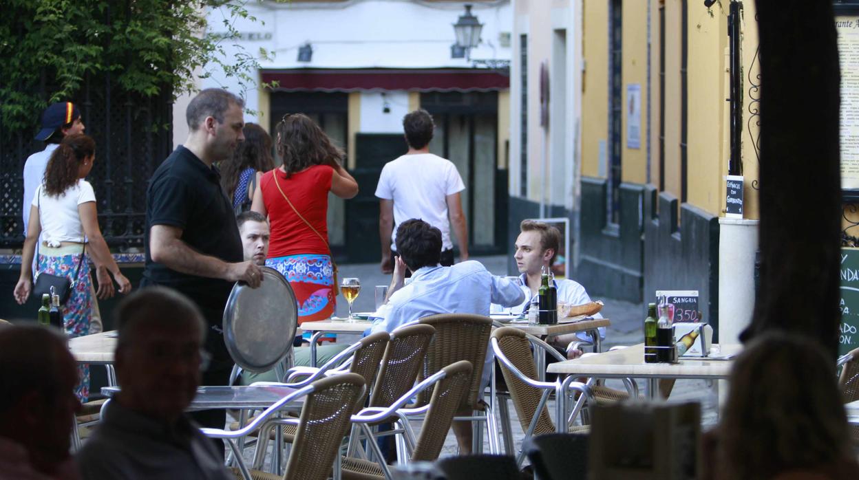 Una terraza en una calle del Centro de Sevilla, en una imagen de archivo