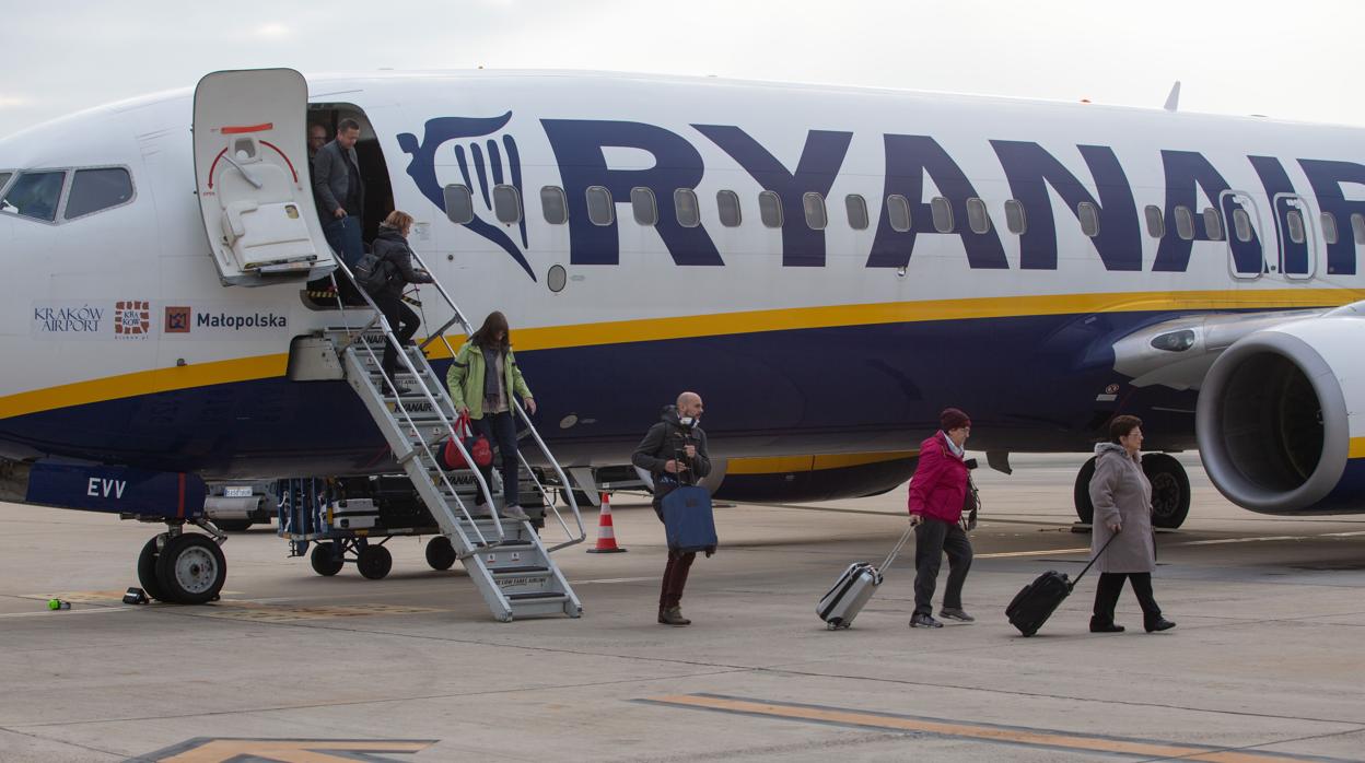 Pasajeros bajan de un vuelo de Ryanair