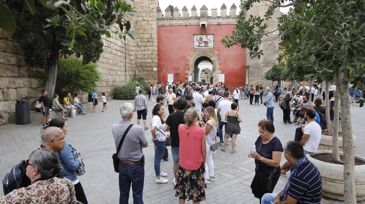 Turistas a las puertas del Real Alcázar de Sevilla