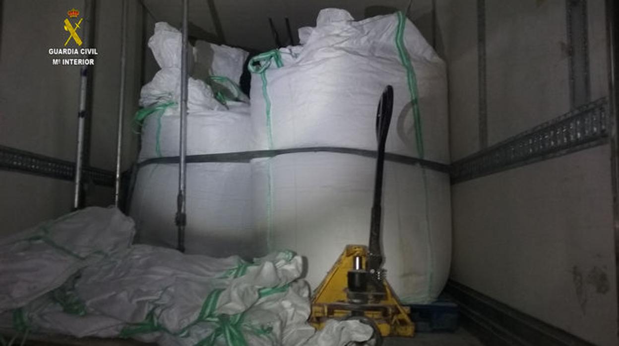 Los sacos de sustancias plásticas con 1.200 kilos de hachís ocultos en un camión