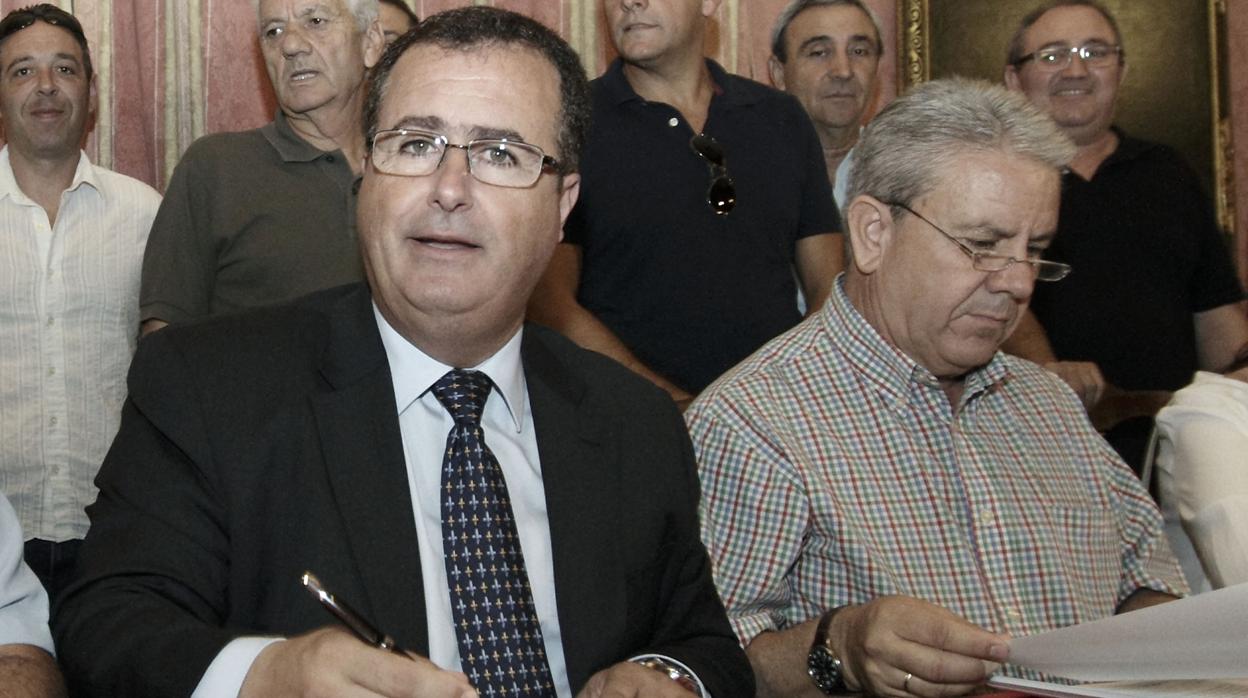 El delegado, Juan Carlos Cabrera, con el presidente de los taxistas del aeropuerto