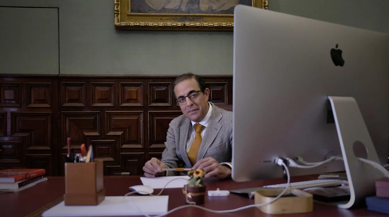 Miguel Ángel Castro en su despacho de la Universidad de Sevilla