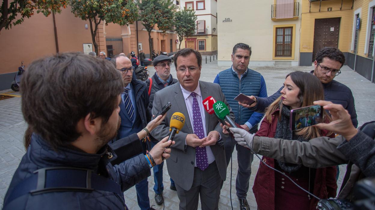 Juan Carlos Cabrera, atendiendo a los medios en una reciente visita a unas obras