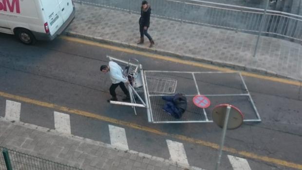 El PP difunde imágenes del robo de una verja ante la jefatura de la Policía Local de Sevilla