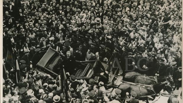 Diego Martínez Barrios aclamado en su llegada a Sevilla en 1936