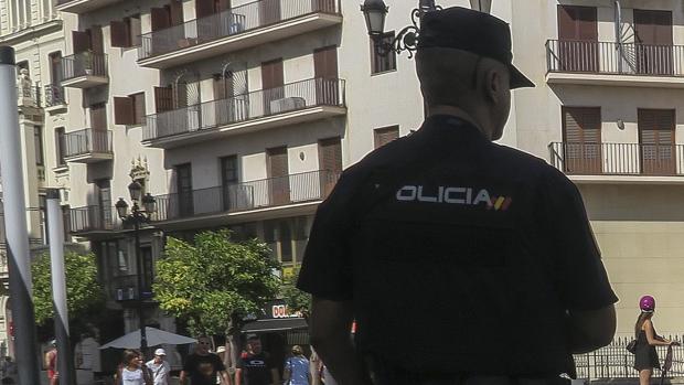 Dos policías salvan de camino al trabajo la vida a una mujer que sufría convulsiones en un tren en Sevilla