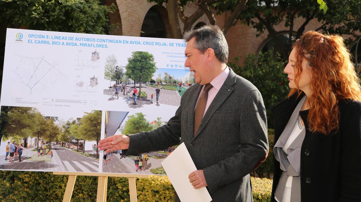 Juan Espadas, con la delegada del distrito Macarena, Clara Isabel Macías