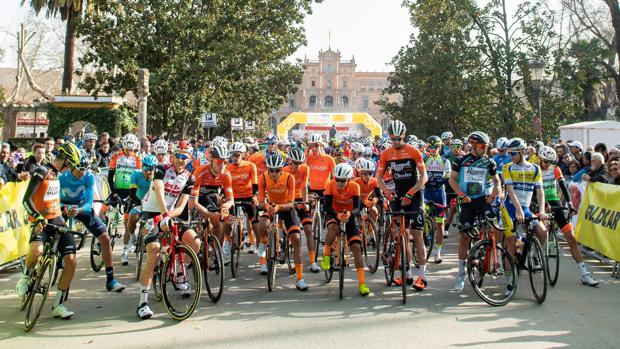 Así ha sido el paso de la Vuelta a Andalucía por Sevilla desde la Plaza de España