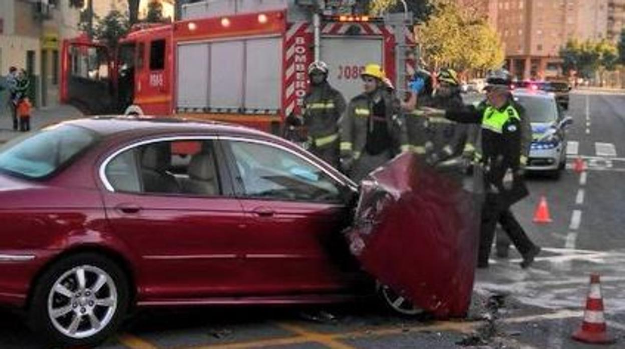 Cuatro heridos tras saltarse un conductor un semáforo cuadruplicando la tasa y embestir a un autobús en Sevilla