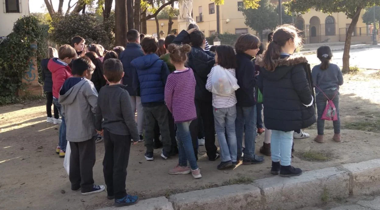 Alumnos del Colegio España salen del recinto escolar
