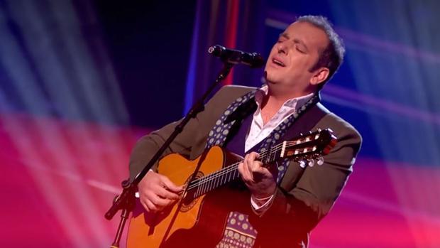 El cigarrero Javi Moya, tercer concursante de Sevilla en superar los asaltos de La Voz