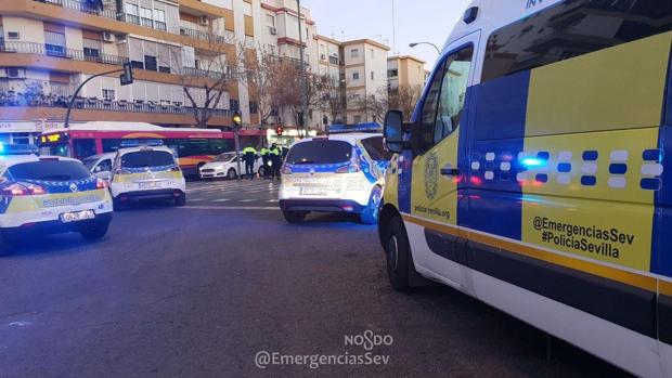 Muere un motorista tras atropellar a una mujer y chocar contra un semáforo en Sevilla