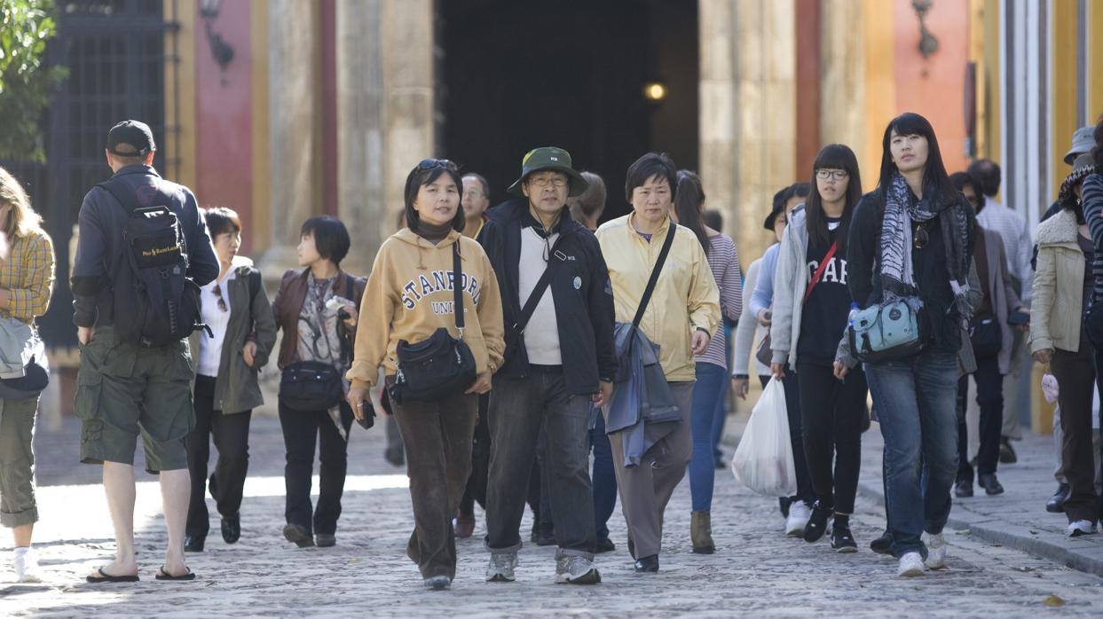 Turistas asiáticos pasean por el centro de Sevilla