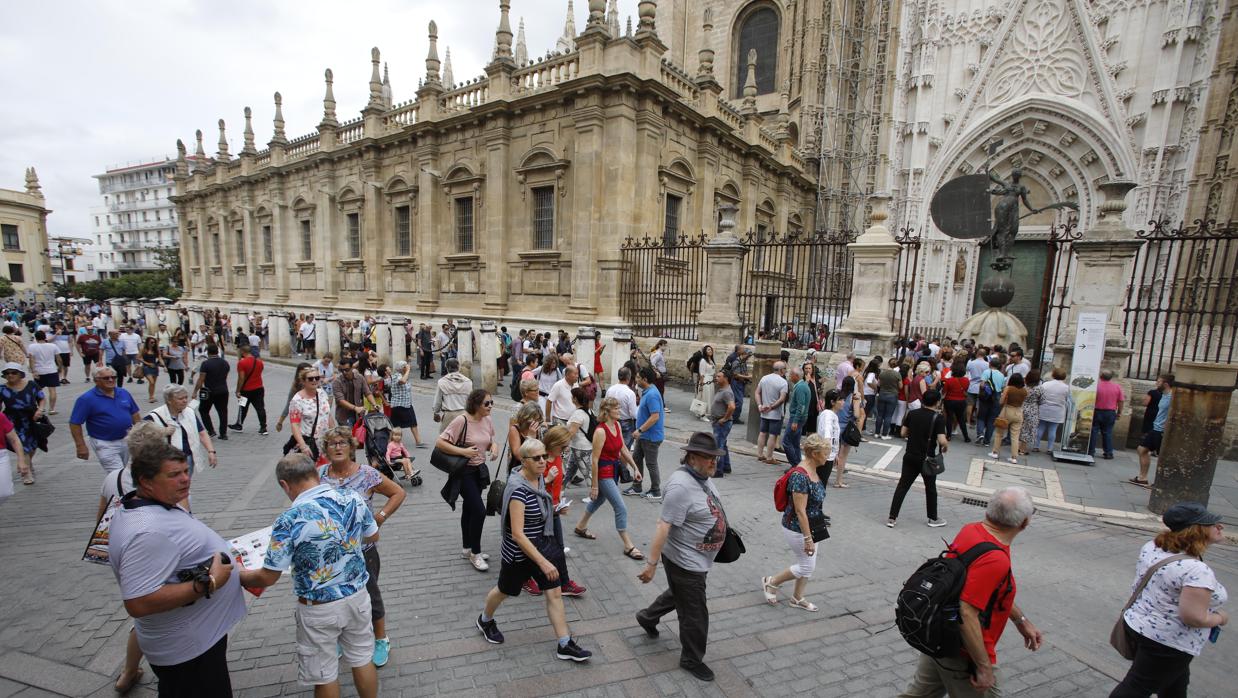 Los turistas en uno de los laterales de la Catedral de Sevilla