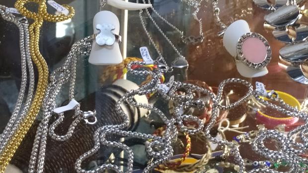 Intervienen 400 joyas falsificadas de la marca Tous en dos tiendas de Sevilla y Mairena del Aljarafe