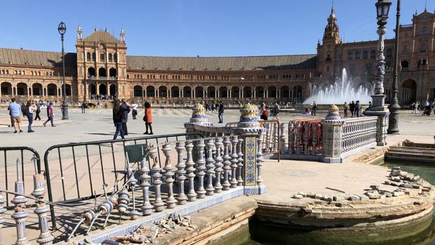 El vandalismo se ceba con la balaustrada de la Plaza de España de Sevilla