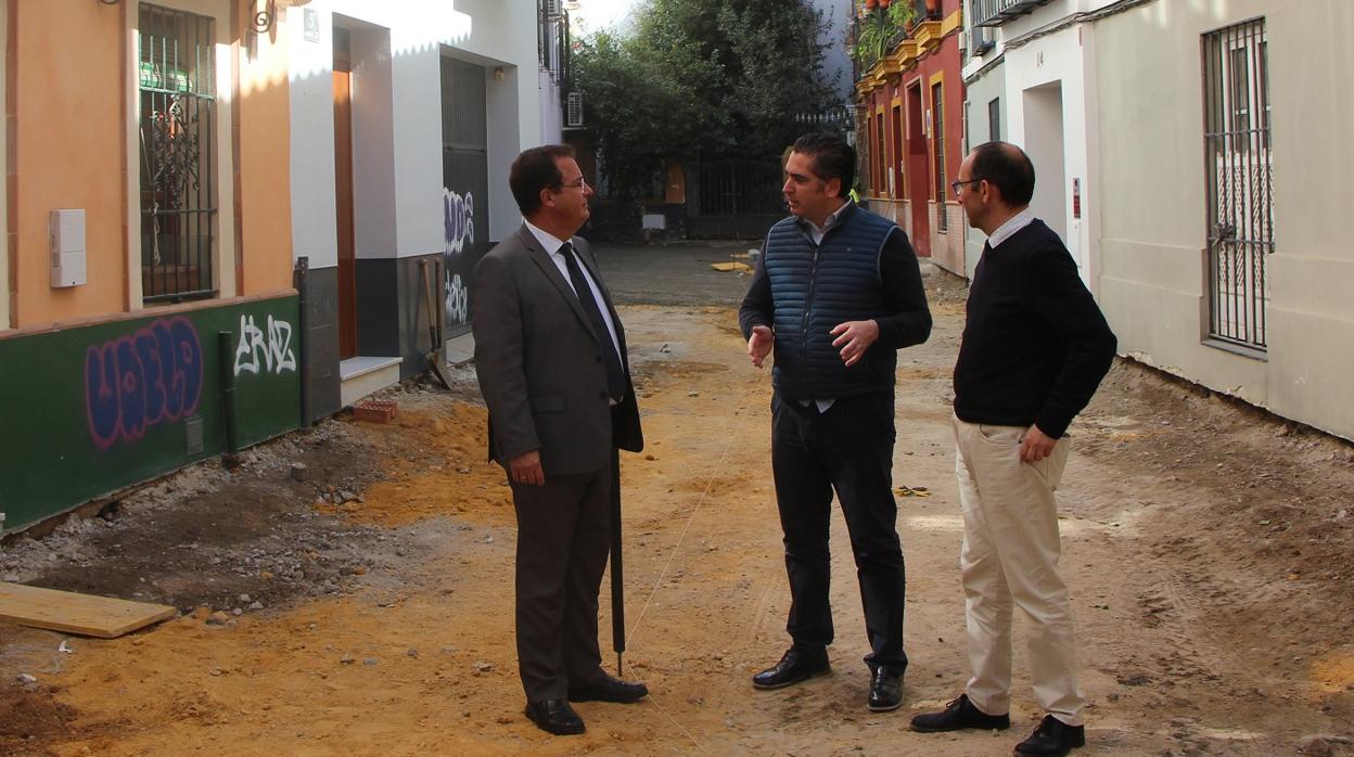 El delegado Juan Carlos Cabrera con los técnicos en la obra