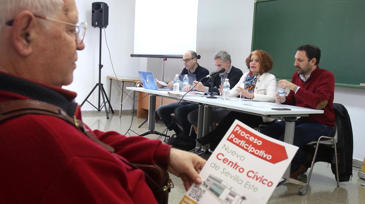 La delegada del distrito, Adela Castaño, y representantes de la Gerencia, durante la presentación