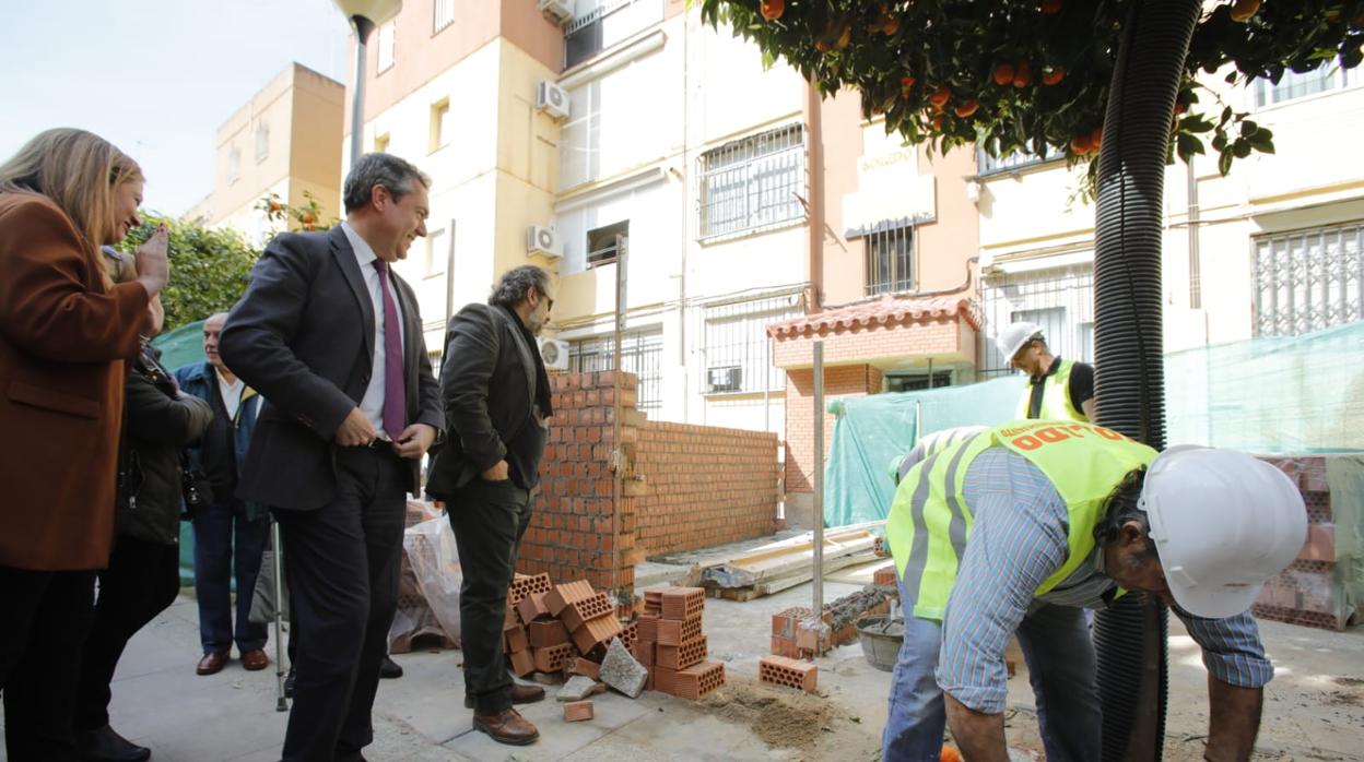 El alcalde de Sevilla visita las obras de ascensores en Pino Montano