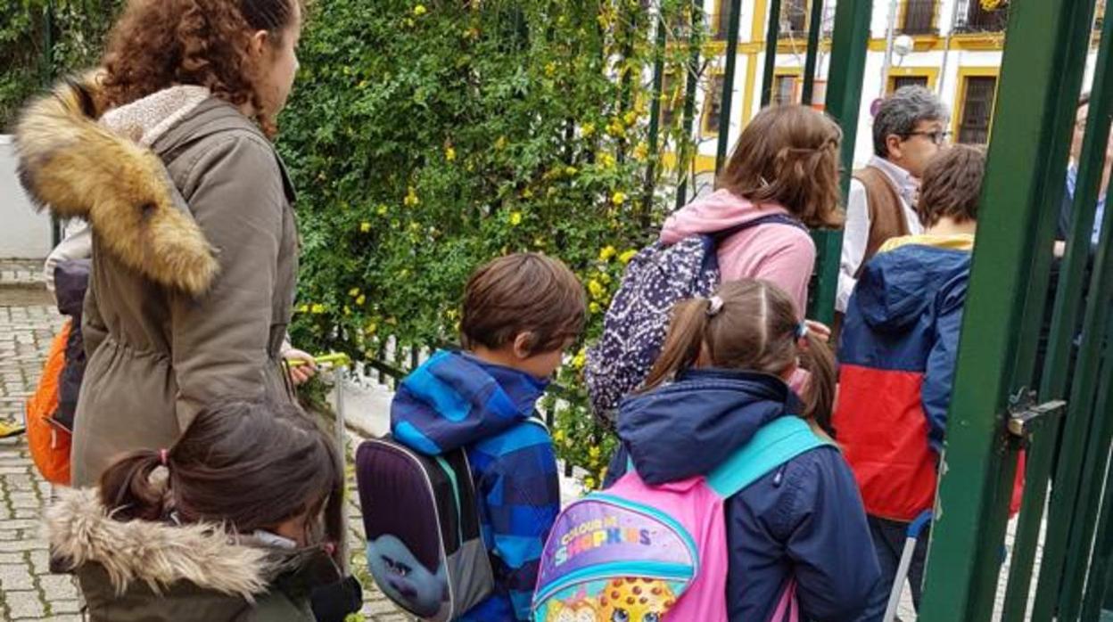 Los alumnos del colegio España se tienen que desplazar un kilómetro para acudir a un comedor de una guardería