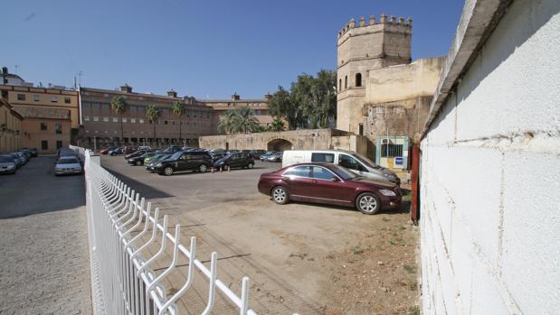 Un aparcamiento ilegal en la Torre de la Plata bloquea el Museo de la Semana Santa