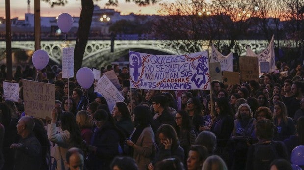 El lema de la manifestación del 8M: «El feminismo camina p'alante, el machismo camina p'atrás»