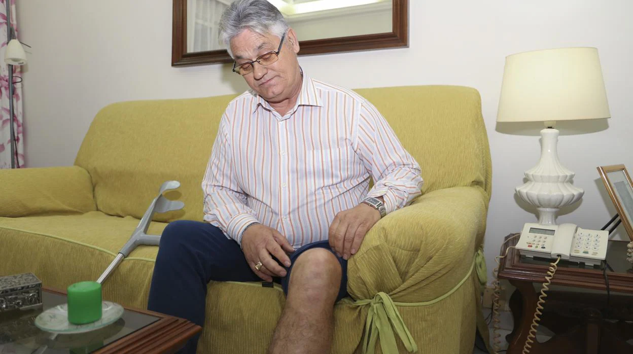 José Luis en el sofá de su casa mostrando la rodilla afectada ROCÍO RUZ