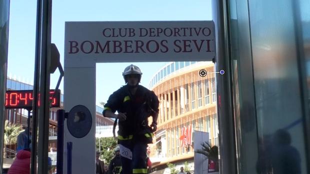 Cronoescalada a Torre Sevilla: 60 bomberos, 39 plantas y 20 kilos a la espalda