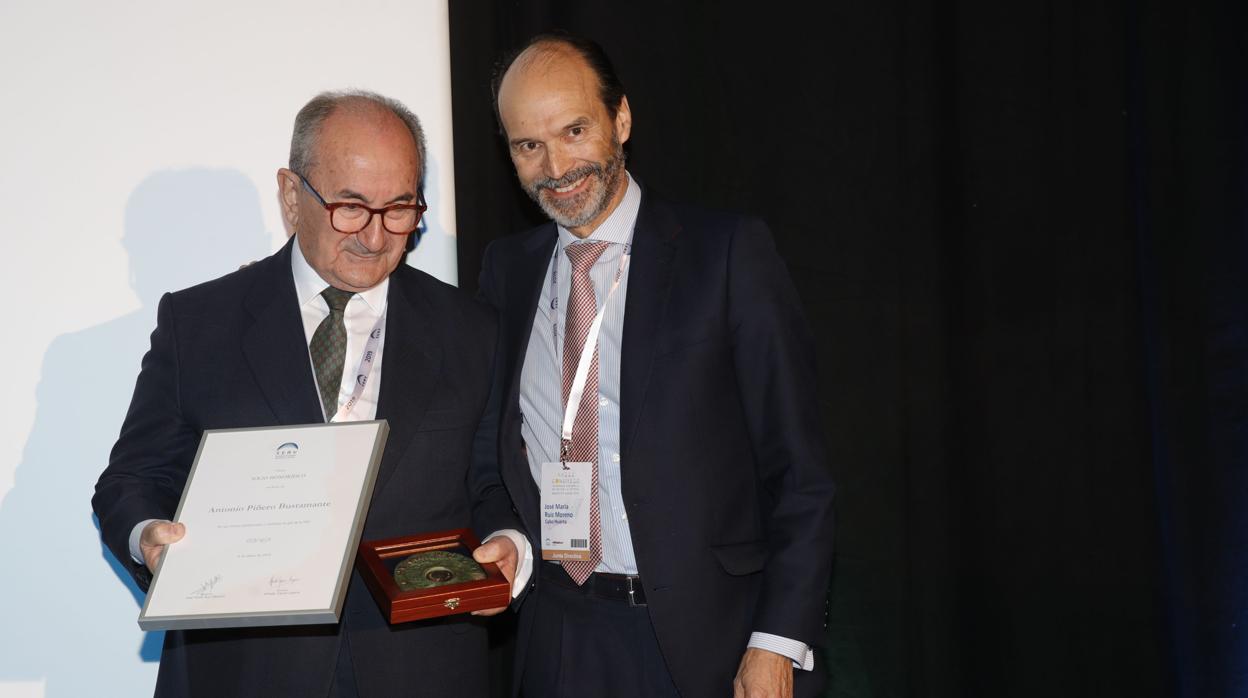 El catedrático Antonio Piñero Bustamante recibe la Madella de Honor de la Sociedad Española de Retina y Vítreo