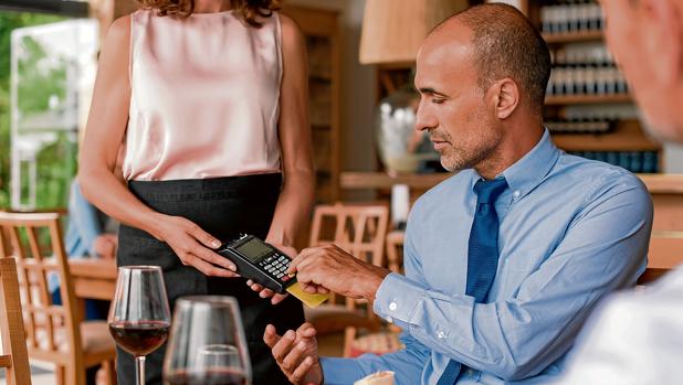 La moda de cobrar por anular la reserva en los restaurantes llega a Sevilla