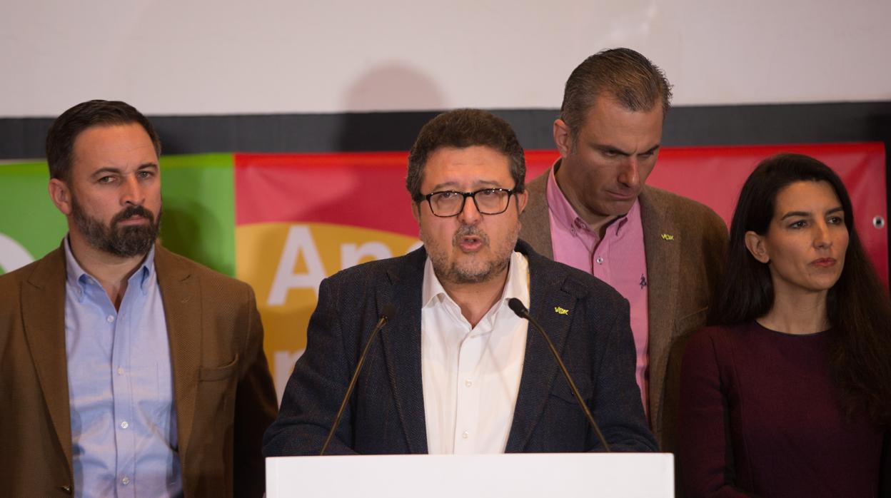 Francisco Serrano, junto a dirigentes nacionales de Vox