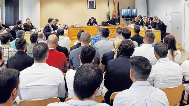 El juez absuelve a los policías locales procesados por hacer presuntamente trampas en las oposiciones