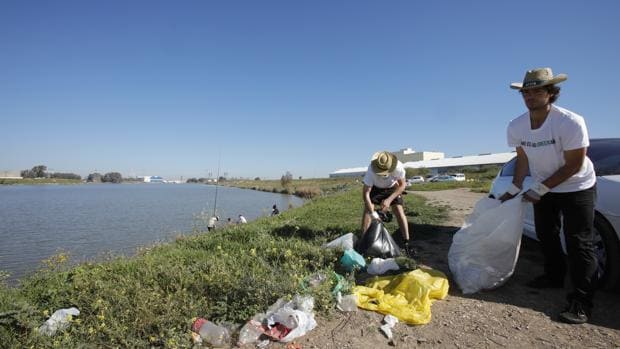 La ciudadanía se vuelca y limpia en pocas horas el «lago de los hippies» en Sevilla