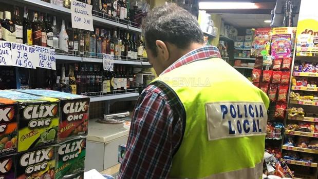 Precintan una tienda de Nervión por vender alcohol a menores tras las quejas de los vecinos