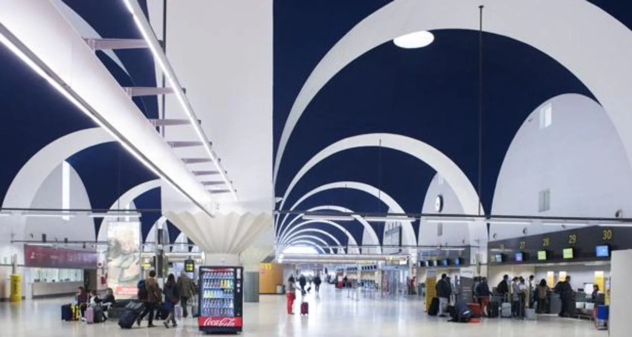 Interior del aeropuerto de Sevilla