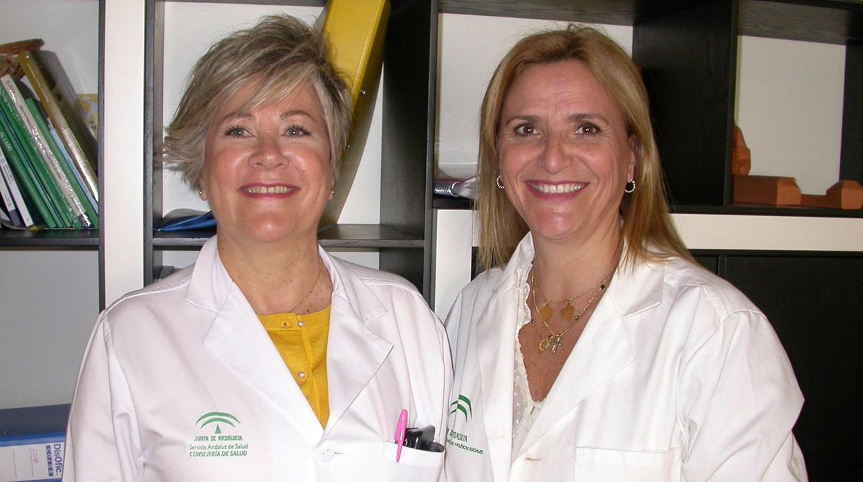 A la izquierda Agustina Rosselló, con Carmen Candela, directora de Enfermería de este área sanitaria