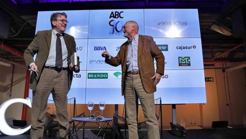 Ignacio Camacho y Arturo Pérez Reverte durante el coloquio