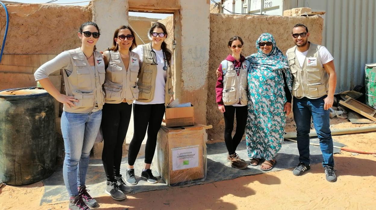 Lourdes Ríos y Carlota Alonso de Quirónsalud Sagrado Corazón; la enfermera Isabel González del Vall d´Hebrón, una cooperante local y el doctor Mansur Buseif del HU de Osuna