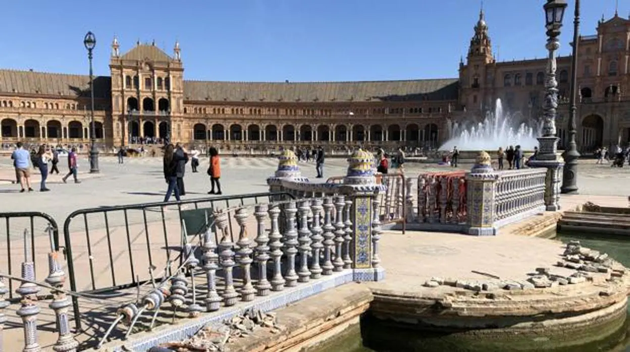 Destrozos recientes en la balaustrada de la Plaza de España de Sevilla