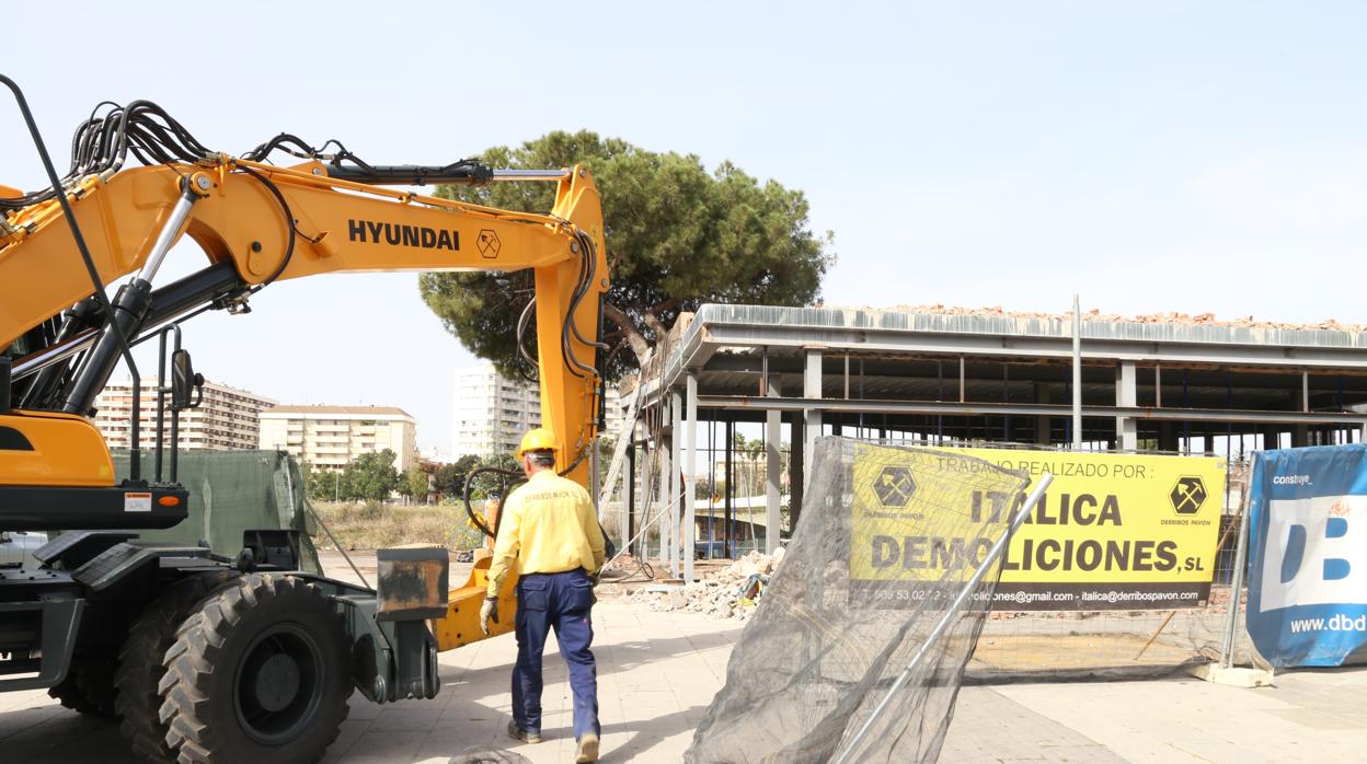 Trabajos de demolición del bar que se construía junto al Muelle de las Delicias