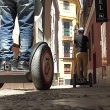 Turistas recorriendo la ciudad en segway