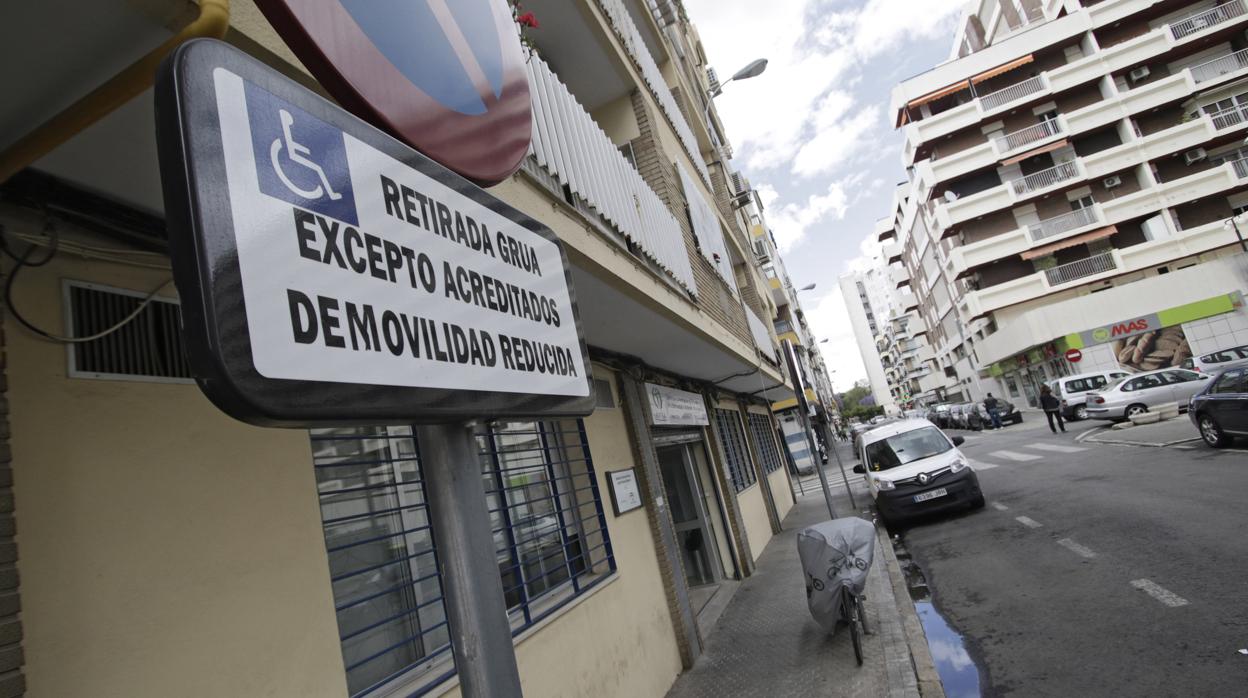 Plazas de aparcamientos en una calle aledaña a la Feria