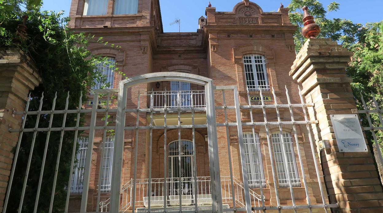 Fachada de una casa en el número 35 de la calle Cristo de la Sed en el barrio de Nervión