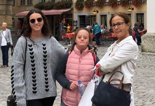 Marta Garzón junto a su madre y hermana