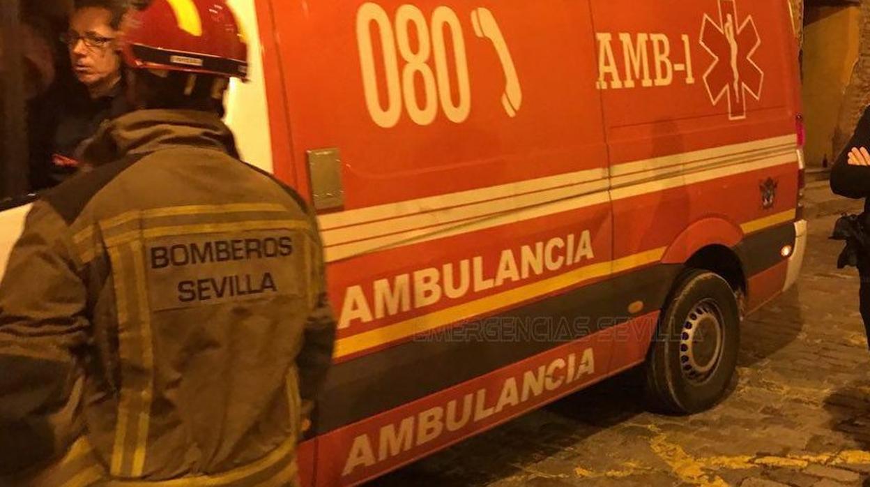 Los servicios de emergencias acudieron rápidamente al lugar del suceso, una vivienda de la calle Malagueña, en San Pablo